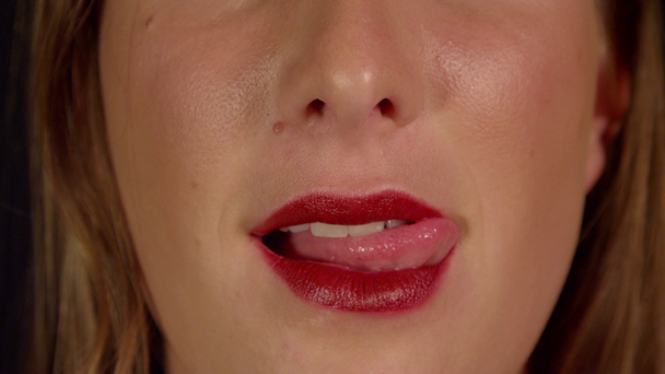 Weibchen leckt ihre roten Lippen - Filmmaterial, Video