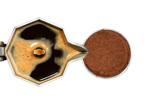 Close-up van een open Italiaans koffiezetapparaat met gemalen koffie in een metalen filter, bovenaanzicht, fotografie, geïsoleerd op witte achtergrond. - Foto, afbeelding