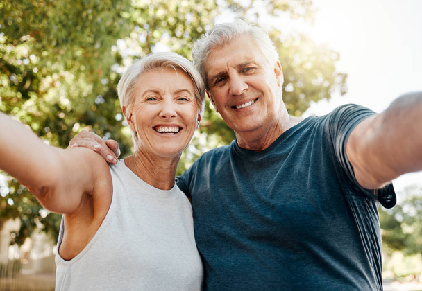 Eläkkeelle, kunto ja selfie pari luonnossa yhdessä terveyttä, hyvinvointia ja liikuntaa. Hymyä, motivaatiota ja urheilukoulutusta vanhusten ja vanhusten kanssa harjoitteluun, juoksuun ja onnelliseen. - Valokuva, kuva