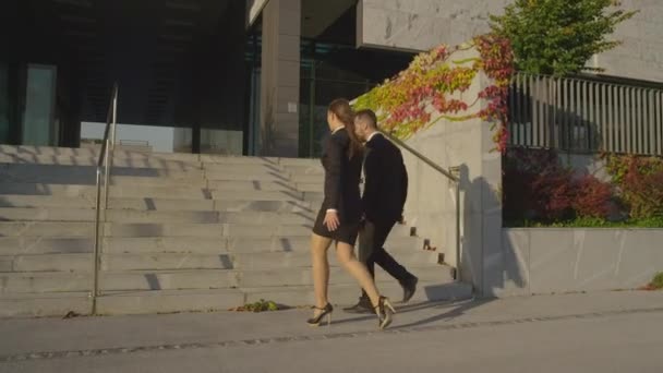 Business people approaching office building - Materiał filmowy, wideo