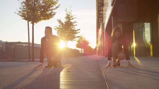 Menschen sprinten durch das Geschäftsviertel - Filmmaterial, Video
