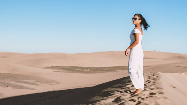 jovem mulher na sobremesa de Maspalomas dunas de areia Gran Canaria durante as férias nas Ilhas Canárias. em Espanha, dunas de areia Gran Canaria - Foto, Imagem