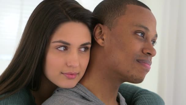 Africký Američan a kavkazský pár objímající - Záběry, video