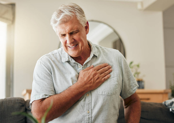 Старший чоловік, інфаркт та інсульт вдома для екстреного ризику для здоров'я, проблеми з диханням та нещасного випадку з кардіологією. Хворий чоловік похилого віку з раком грудей, серцево-судинними захворюваннями та травмами печії
. - Фото, зображення