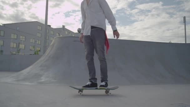 Skateboardista křižování v skateparku - Záběry, video