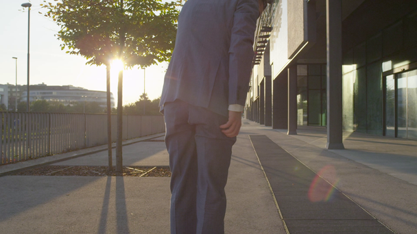 Geschäftsmann reißt sich die Hose auf - Filmmaterial, Video