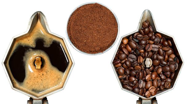 Close-up van twee Italiaanse koffiezetapparaten, een vol met hete koffie, de andere met gebrande koffiebonen. Gemalen koffie in een metalen filter. Fotografie, bovenaanzicht, geïsoleerd op witte achtergrond. - Foto, afbeelding