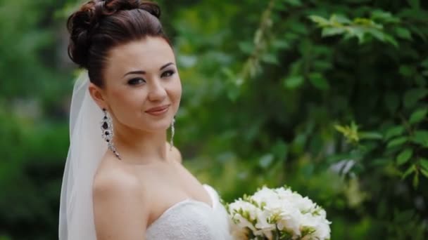 Mooie brunette bruid vormen voor fotograaf en glimlach - Video