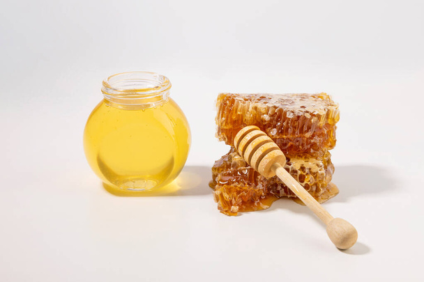 honeycomb, bottled honey, honey dipper stick - Foto, afbeelding