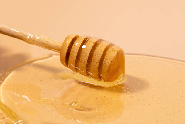 Wooden Honey Ladle Dipper Stick - Фото, изображение