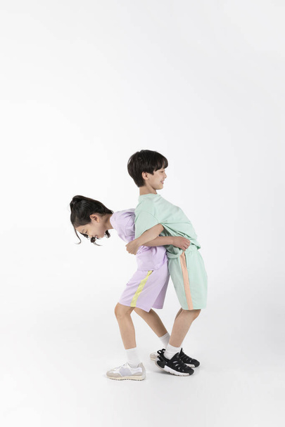 Koreański chłopiec i dziewczyna _ fitness i ćwiczenia koncepcja w białym tle _ _ ćwiczenia z przyjaciółmi - Zdjęcie, obraz
