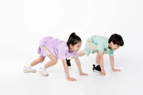 Ragazzo coreano e ragazza _ fitness e concetto di esercizio in background bianco _ _ running ready position - Foto, immagini