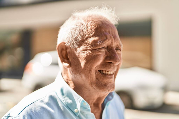 Senior uomo dai capelli grigi in piedi che soffre per il dolore in strada - Foto, immagini