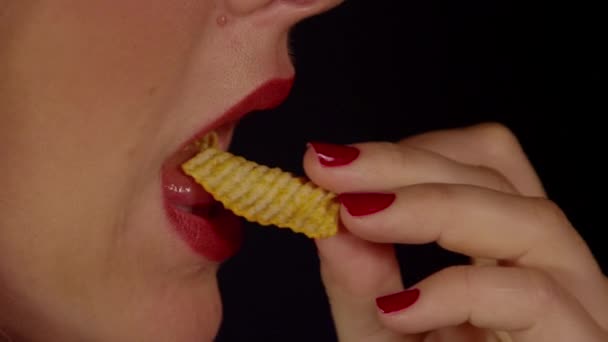 Kobieta jedzenie frytek kompulsywnie - Materiał filmowy, wideo