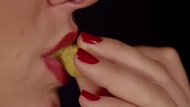 Vrouw taquitos chips eten - Video