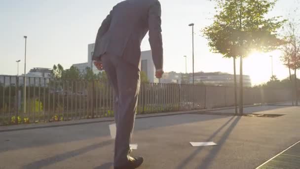 Geschäftsmann reißt sich die Hose auf - Filmmaterial, Video