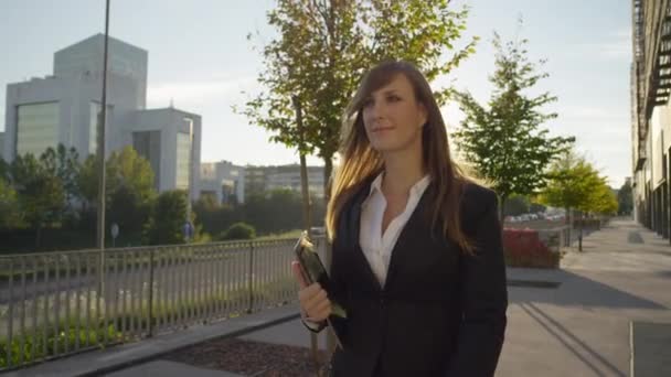 Mujer de negocios caminando al trabajo
 - Metraje, vídeo