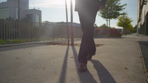 Muž v obleku chodit - Záběry, video