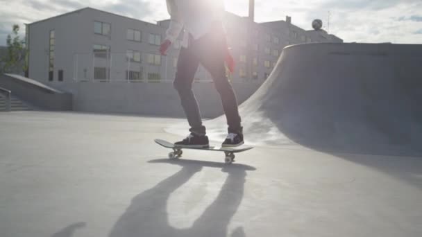 Skateboarder springt op zijn skate - Video