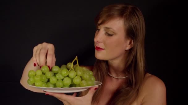 Nainen syö vihreitä rypäleitä
 - Materiaali, video