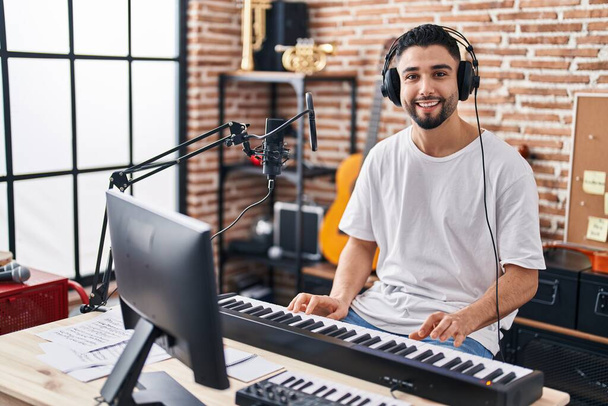 Jovem árabe músico tocando piano teclado no estúdio de música - Foto, Imagem