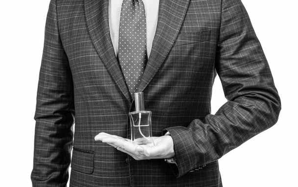 Homme d'affaires vue dégagée tenir bouteille de parfum à la main ouverte isolé sur blanc, parfum. - Photo, image
