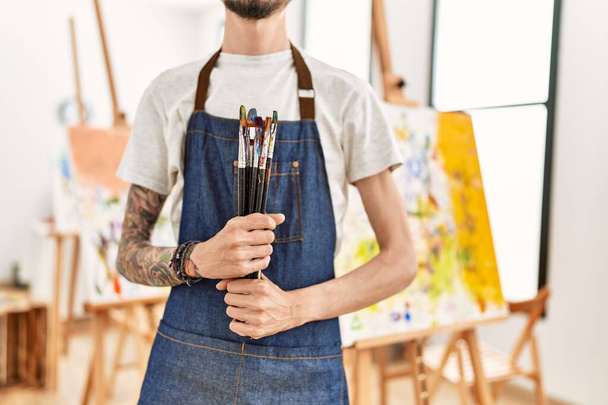 Künstler hält Pinsel im Kunstatelier. - Foto, Bild