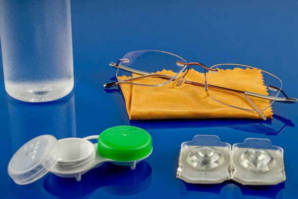 Kit de lente de contato com garrafa de solução de lente, caixa, óculos, vista superior. - Foto, Imagem
