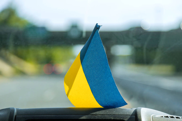 Flaga Ukrainy w samochodzie jako znak wsparcia dla Ukrainy w czasie wojny - Zdjęcie, obraz