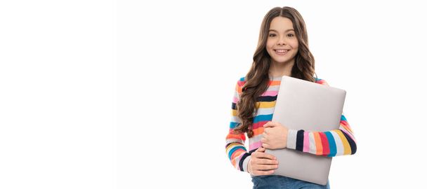 Schulblogger halten Computer. Kind bereit für Unterricht isoliert auf weiß. Mädchen benutzen Laptop zum Bloggen. Online-Bildung. zurück zur Schule. moderne Kommunikation. Glückliches Kind online studieren. - Foto, Bild
