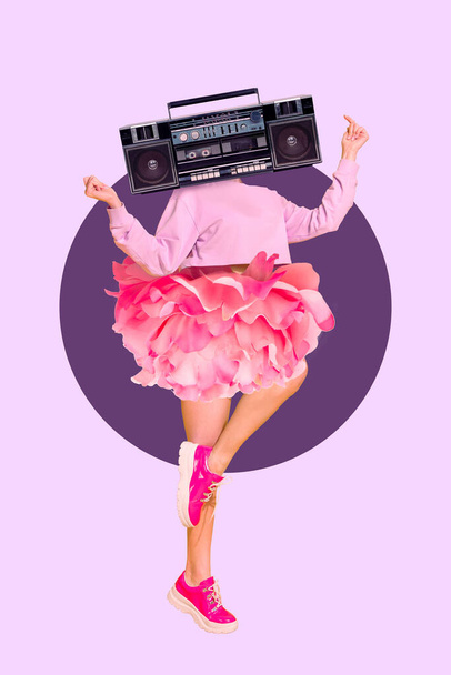 creativo cartel collage de activa chica danza energética fiesta flor peonía rosa falda retro vintage cinta grabadora discoteca. - Foto, imagen