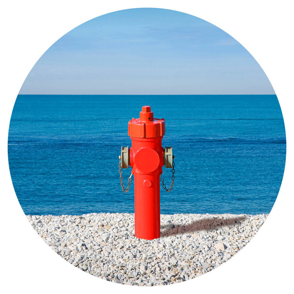 Valószínűtlen tűzcsap a tengerparton - Rengeteg vízkoncepció kép - Kerek ikon koncepció kép - Fényképezés egy körben - Fotó, kép