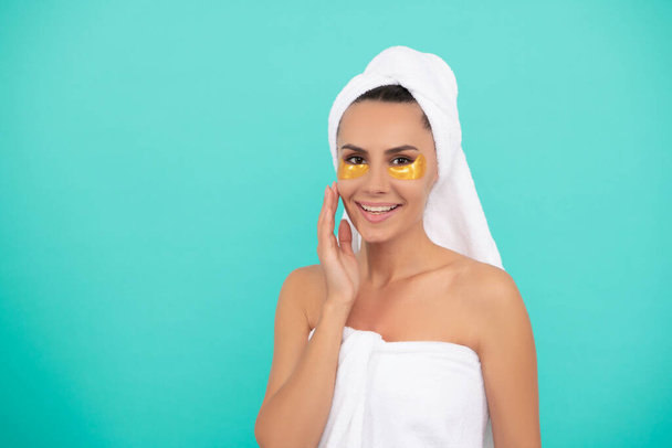 mujer joven en toalla de ducha con parche de colágeno. - Foto, imagen