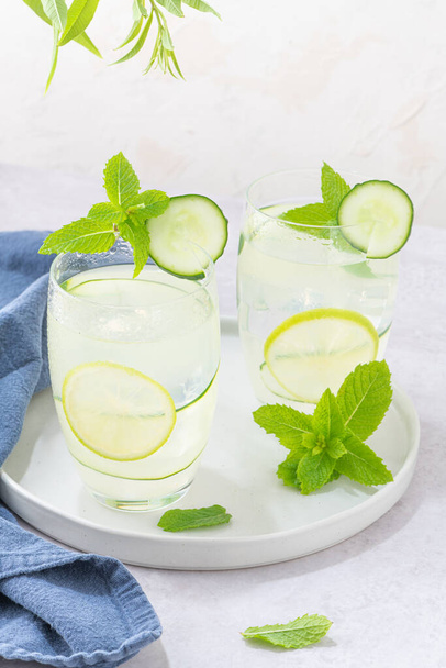 Refrescante água infundida com pepino, hortelã e limão. Bebida de verão limonada. Conceito de bebida saudável e desintoxicação - Foto, Imagem