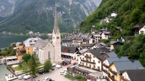 Aerial drone Kilátás a híres Hallstatt hegyi falu az osztrák Alpokban. Salzkammergut régió, Hallstatt, Ausztria.  - Felvétel, videó