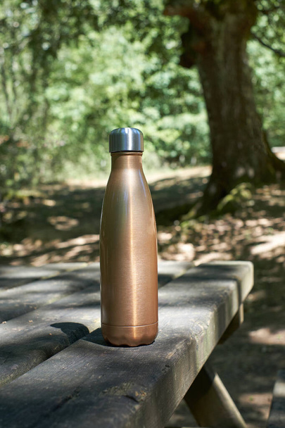 Doğal arka planda sürdürülebilir bir şişe, yeniden kullanılabilir su için termos, sıfır atık. - Fotoğraf, Görsel