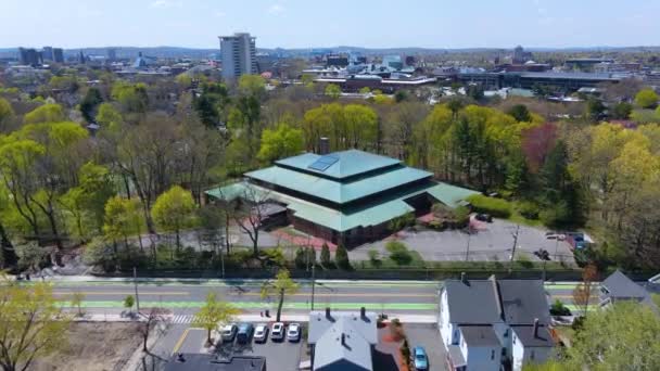 American Academy of Arts and Sciences hoofdkantoor luchtfoto in het voorjaar in Cambridge, Massachusetts MA, Verenigde Staten.  - Video