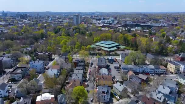 American Academy of Arts and Sciences hoofdkantoor luchtfoto in het voorjaar in Cambridge, Massachusetts MA, Verenigde Staten.  - Video