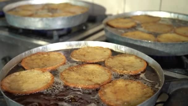 Τουρκική κουζίνα, Παραδοσιακό Τουρκικό Ψωμί Kadayif Επιδόρπιο. Λήψη βίντεο 4K. Τουρκικό όνομα: Εκμέκ Κανταρίφι. - Πλάνα, βίντεο