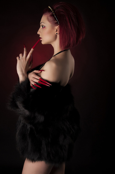 Όμορφη γυναίκα με κόκκινα μαλλιά και μακριά νύχια - Φωτογραφία, εικόνα