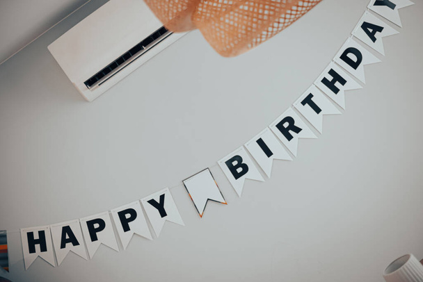 Šťastné narozeniny stuha detail s velkou dekorací balón na šedé modré zdi - Fotografie, Obrázek