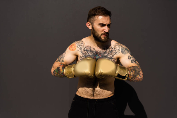 Een vechter in het boxhandschoenen concept portret. - Foto, afbeelding