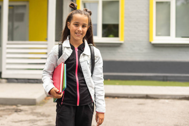 Child going back to school. Start of new school year after summer vacation. Little girl with backpack and books on first school day. Beginning of class. - Zdjęcie, obraz