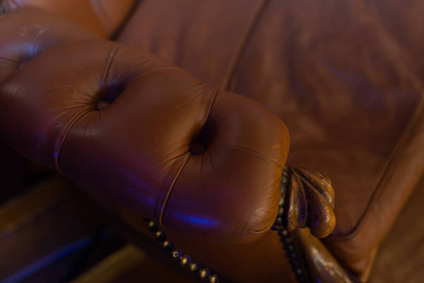Глубокая коричневая кожа роскошный диван. - Фото, изображение