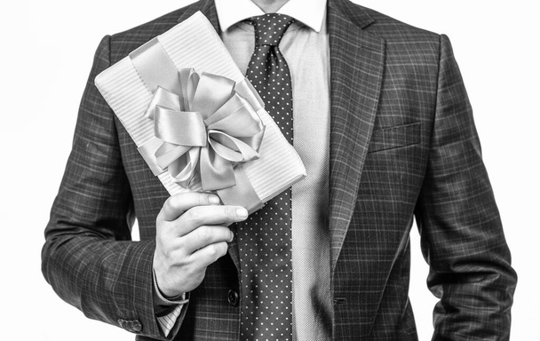 das ist für dich. Anlassgruß. Geschäftsmann zeigt Geschenkbox. Unternehmensgeschenk. Frauentag. erfolgreiche ceo holding giftbox. geschnittener Mann bereitet sich auf Romantik-Date vor. Mann mit geschäftlicher Belohnung. - Foto, Bild