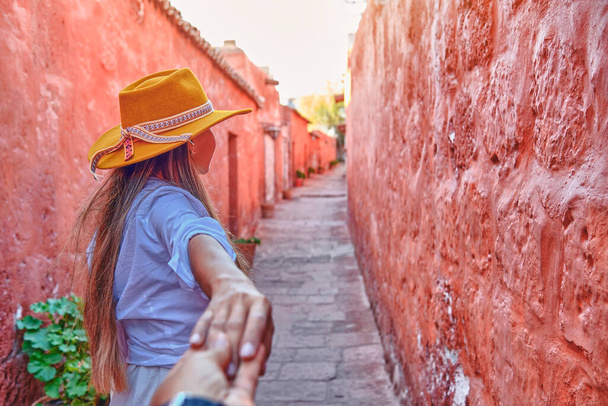 Para trzymających się za ręce klasztorów Santa Catalina, Convento de Santa Catalina, Arequipa, Peru. Ameryka Południowa. - Zdjęcie, obraz