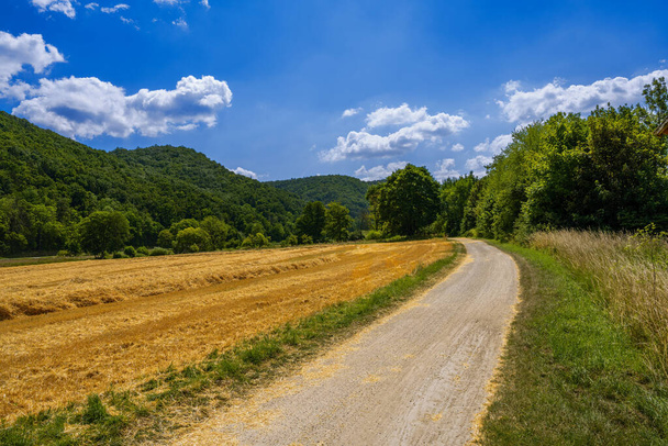 Αγροτικός δρόμος μέσω της κοιλάδας Altmuehltal (Βαυαρία, Γερμανία) - Φωτογραφία, εικόνα