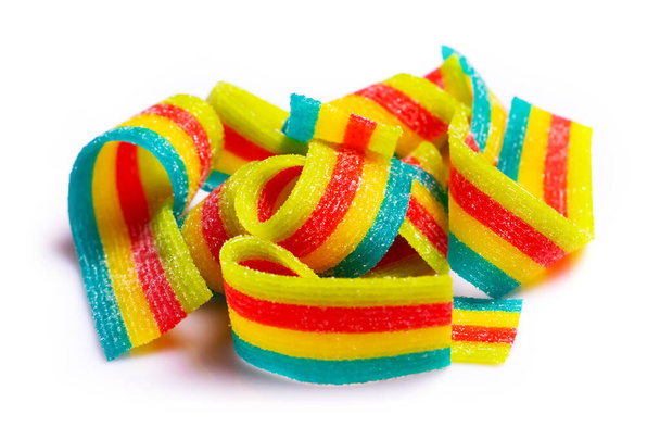 Regenbogen saure Gelee Bonbons Streifen in Zucker bestreuen auf weißem Hintergrund. - Foto, Bild
