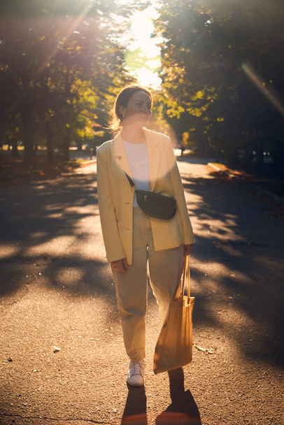 Autentyczny portret milenijnej kobiety z Europy Wschodniej w jesiennym parku podczas zachodu słońca - Zdjęcie, obraz