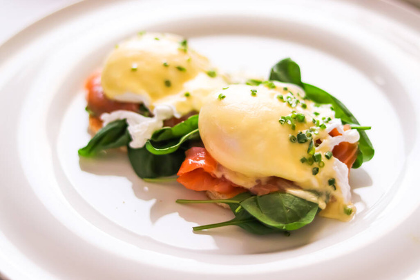Desayuno de lujo, almuerzo y receta de alimentos, huevos escalfados con salmón y verduras en tostadas sin gluten para menú de restaurante y marca gastronómica - Foto, imagen